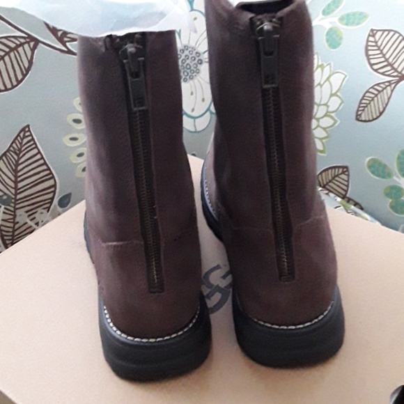 Ugg - Picture 4 of 8